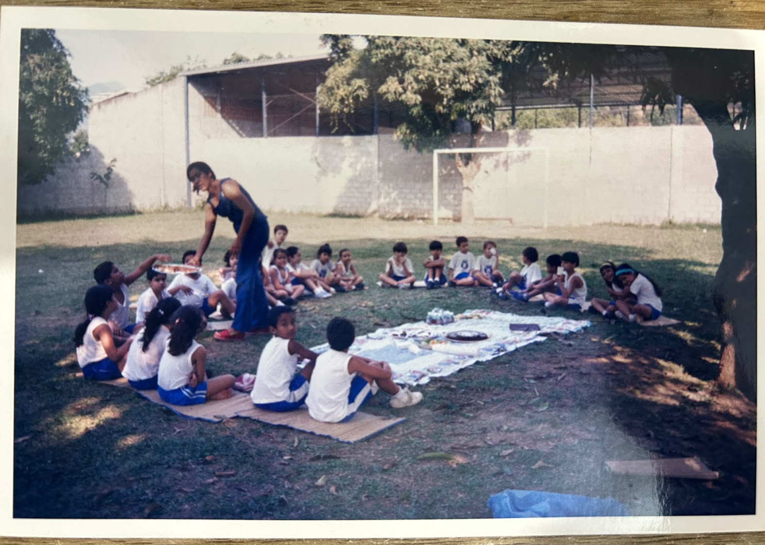Criança brincando na sala de aula