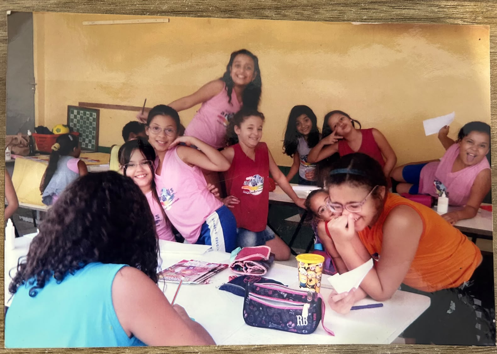 Crianças aprendendo juntas